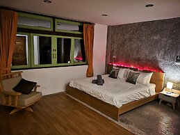 Tonmai Suites