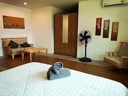 Tonmai Suites