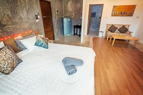 Tonmai Suites