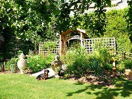 Muntham Holiday Apartments & Town House
