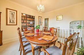 Muntham Holiday Apartments & Town House