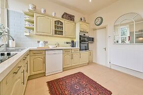 Muntham Holiday Apartments & Town House