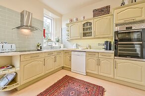 Muntham Holiday Apartments & Town House