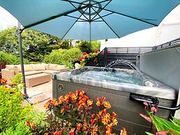 Muntham Holiday Apartments & Town House
