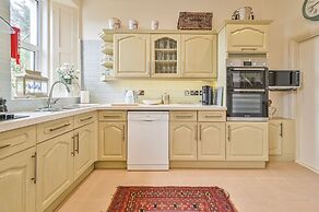 Muntham Holiday Apartments & Town House