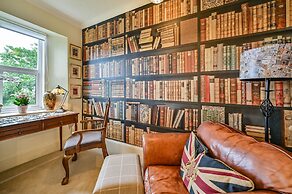 Muntham Holiday Apartments & Town House