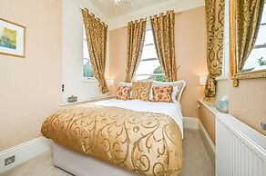 Muntham Holiday Apartments & Town House