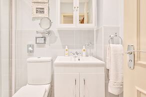 Muntham Holiday Apartments & Town House