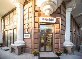 Vintage Hotel on French Boulevard