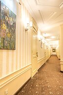 Vintage Hotel on French Boulevard