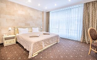 Vintage Hotel on French Boulevard