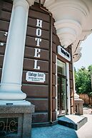 Vintage Hotel on French Boulevard