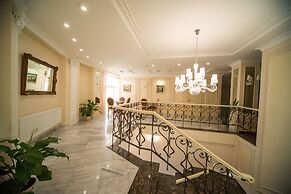 Vintage Hotel on French Boulevard