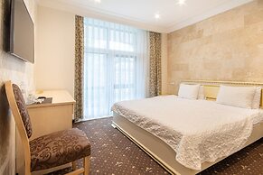 Vintage Hotel on French Boulevard