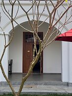 Villa White Queen Resort & Spa