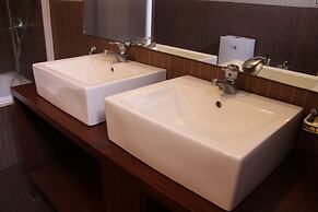 Twin Pines Suites