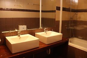 Twin Pines Suites