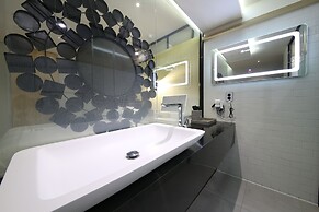 Avenue Hotel