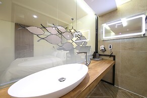 Avenue Hotel