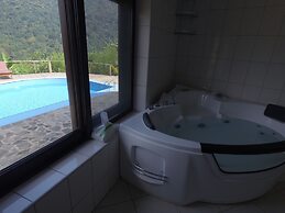 Trackers Safari Lodge Bwindi