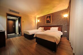 Golden Lake Hotel