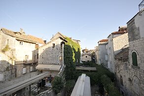 Palace Central Square