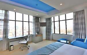 City Hotel & Suites