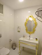 MB Deluxe Hotel