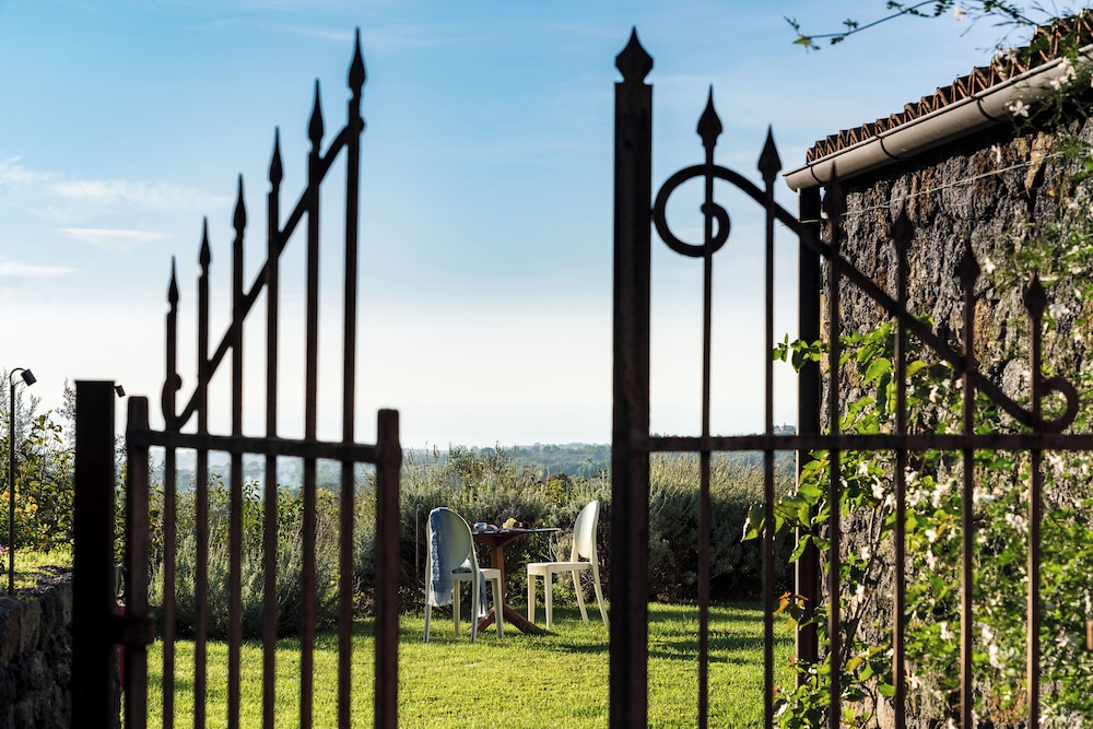 Monaci delle Terre Nere