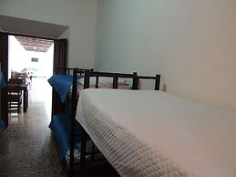 Feathers Hotel and Lounge - Hostel