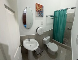 Feathers Hotel and Lounge - Hostel