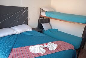 Feathers Hotel and Lounge - Hostel