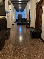 Feathers Hotel and Lounge - Hostel