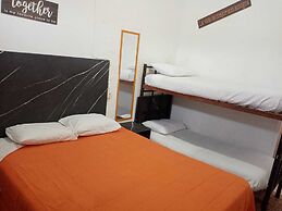Feathers Hotel and Lounge - Hostel