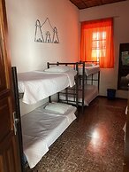 Feathers Hotel and Lounge - Hostel