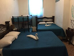 Feathers Hotel and Lounge - Hostel