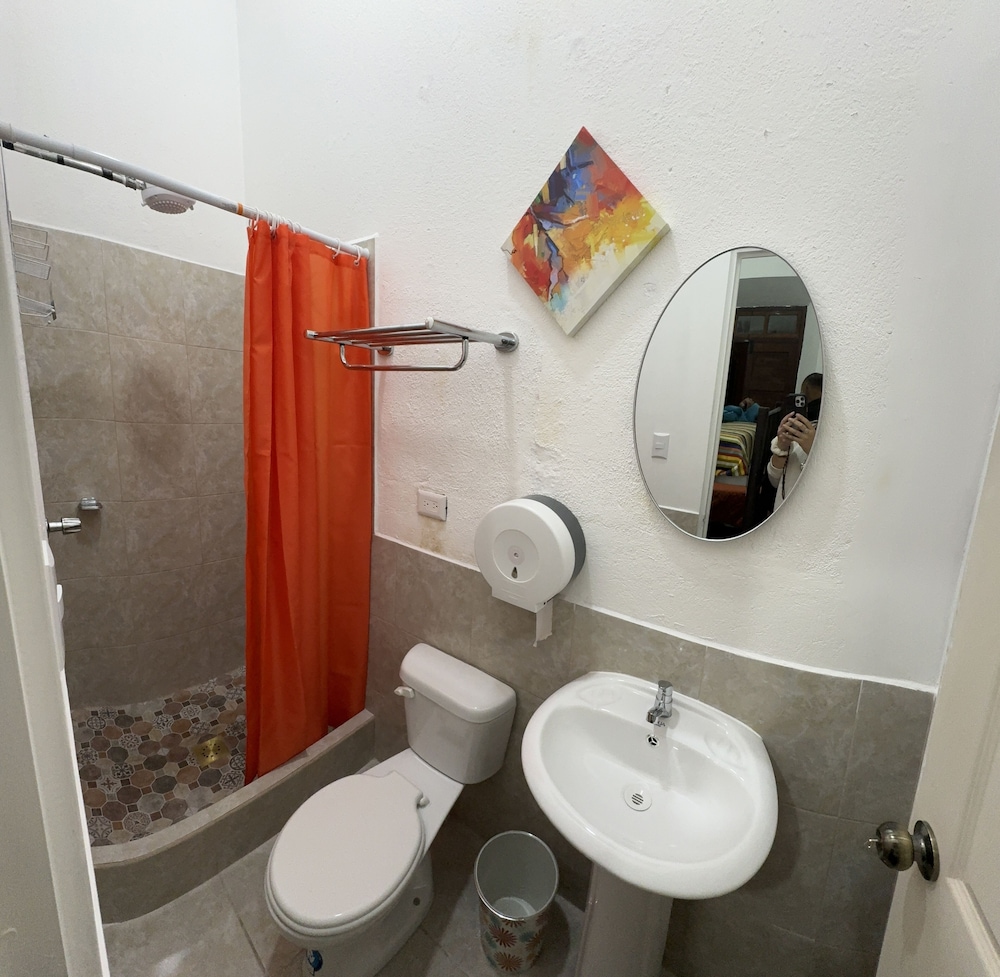 Feathers Hotel and Lounge - Hostel