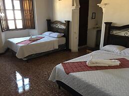 Feathers Hotel and Lounge - Hostel