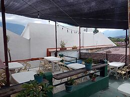 Feathers Hotel and Lounge - Hostel