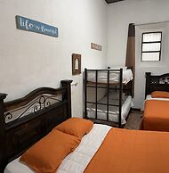 Feathers Hotel and Lounge - Hostel
