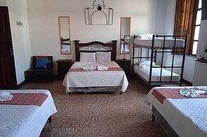 Feathers Hotel and Lounge - Hostel