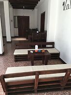 Feathers Hotel and Lounge - Hostel