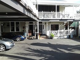 Shooters Saloon Bar Hotel & Cabins