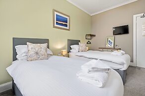 Corran House Guest House & Hostel