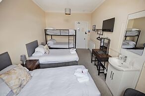 Corran House Guest House & Hostel