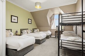 Corran House Guest House & Hostel