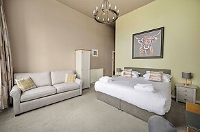 Corran House Guest House & Hostel