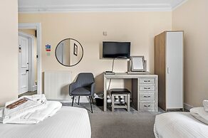 Corran House Guest House & Hostel