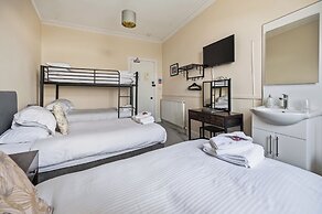 Corran House Guest House & Hostel