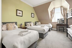 Corran House Guest House & Hostel
